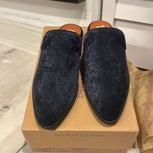 Band of Gypsies NWT Skipper Midnight Sueded Velvet Mules.